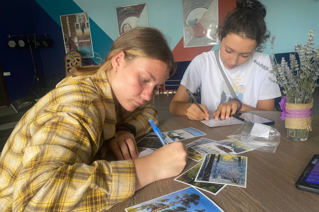 Активисты готовят открытки Активисты готовят открытки