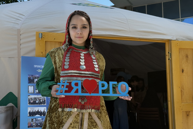 Участница мероприятия в башкирском национальном костюме Участница мероприятия в башкирском национальном костюме
