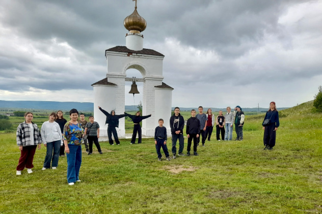 Участники экспедиции у колокольни Боголюбского женского монастыря в селе Сарсы