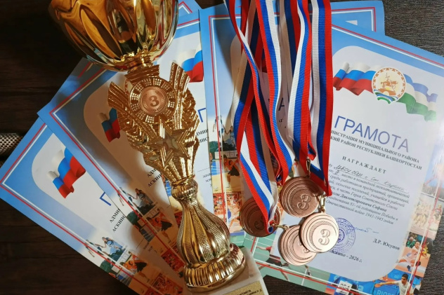 Кубок и грамота за третье место в легкоатлетической эстафете