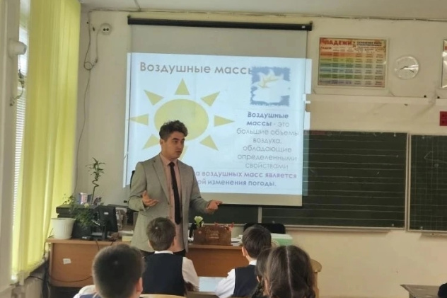 Руководитель МК РГО «Нижегородец» Артур Зайнутдинов проводит лекцию о климате для учащихся 4А класса Руководитель МК РГО «Нижегородец» Артур Зайнутдинов проводит лекцию о климате для учащихся 4А класса