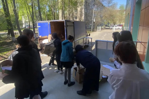 Команда клуба организует сбор макулатуры у здания Команда клуба организует сбор макулатуры у здания