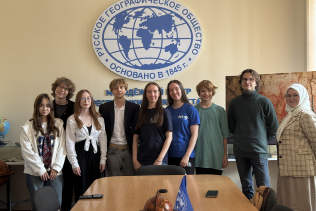 Группа активистов МЦ РГО РБ в Молодёжном центре после встречи