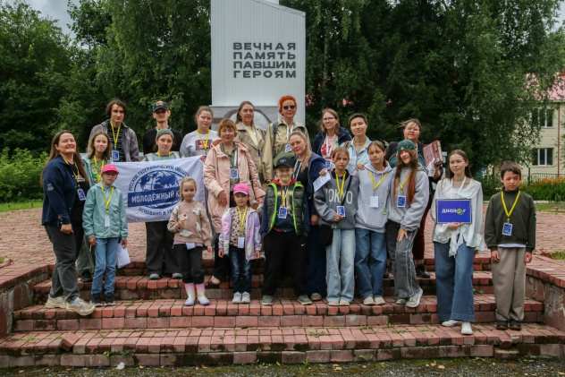 Общая фотография участников экскурсии у мемориала «Вечная память павшим героям»