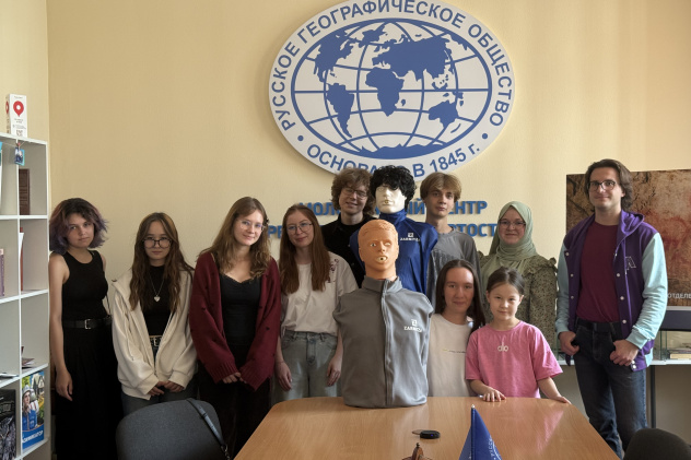 Групповое фото участников мероприятия с манекенами в Молодёжном центре РГО