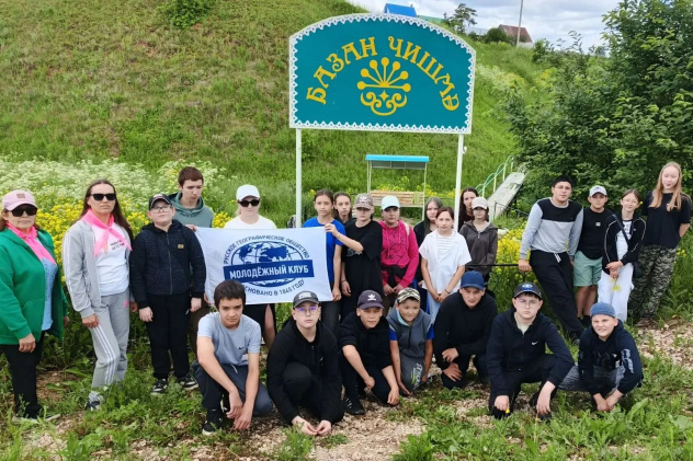 Общая фотография участников похода у родника «Базан чишмэ» с флагом молодёжного клуба РГО Общая фотография участников похода у родника «Базан чишмэ» с флагом молодёжного клуба РГО