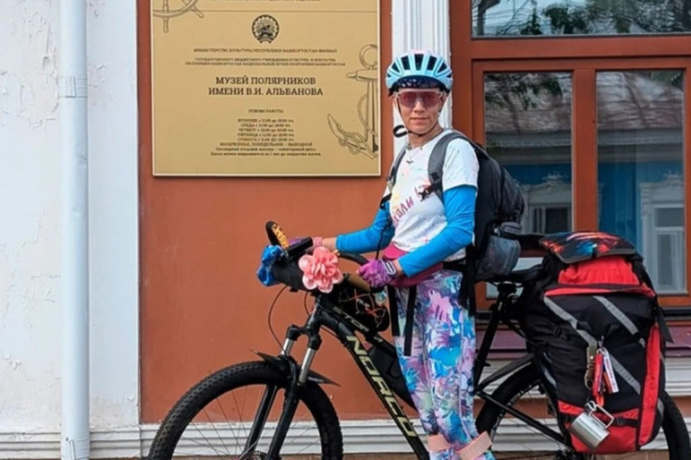 Ксения Салазанова с велосипедом у входа в Музей полярников имени В.И. Альбанова Ксения Салазанова с велосипедом у входа в Музей полярников имени В.И. Альбанова