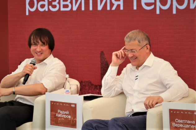 Почетные гости фестиваля - Сангаджи Тарбаев и Глава республики Радий Хабиров Почетные гости фестиваля - Сангаджи Тарбаев и Глава республики Радий Хабиров