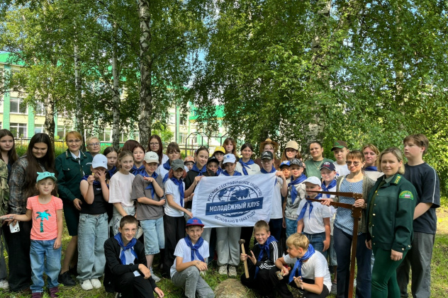 Коллективная фотография участников Дня леса с флагом Молодёжного клуба РГО
