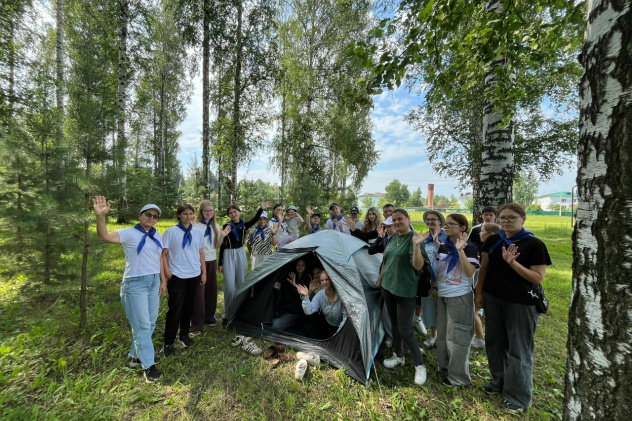 Участники Дня туризма у палатки в берёзовой роще