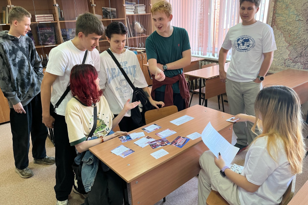 Участники квеста изучают достопримечательности Мариинска Участники квеста изучают достопримечательности Мариинска