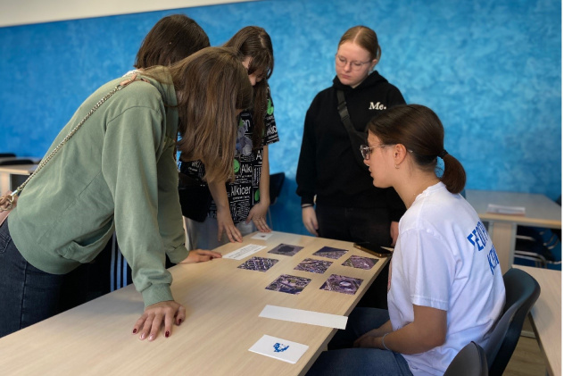 Участники квеста изучают спутниковые снимки Участники квеста изучают спутниковые снимки