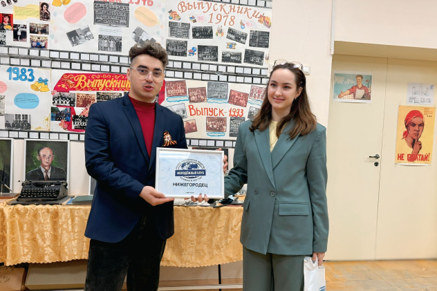 Руководитель Молодёжного центра РГО РБ Арина Ушаридзе вручает сертификат об открытии клуба руководителю Артуру Зайнутдинову Руководитель Молодёжного центра РГО РБ Арина Ушаридзе вручает сертификат об открытии клуба руководителю Артуру Зайнутдинову