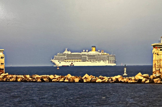 Круизный лайнер в Порт-Саид Круизный лайнер в Порт-Саид