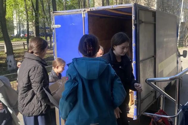Активисты клуба загружают собранную макулатуру в грузовик для отправки на переработку Активисты клуба загружают собранную макулатуру в грузовик для отправки на переработку