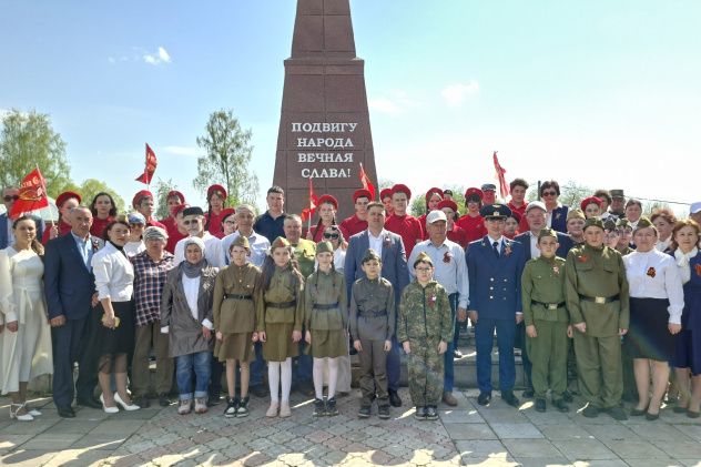 Участники митинга и гости мероприятия у мемориала «Подвигу народа вечная слава!» Участники митинга и гости мероприятия у мемориала «Подвигу народа вечная слава!»