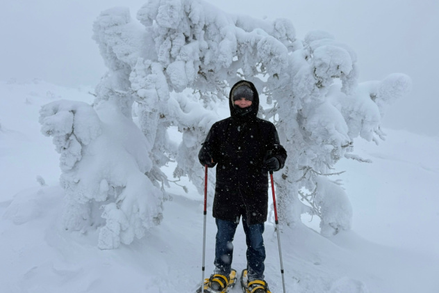 Незрячий Данила Черных во время восхождения на сопку Волосяную на снегоступах