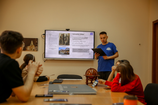 Руководитель Молодёжного клуба РГО «Север» Закиров Марсель проводит тематическую лекцию о коренных малочисленных народах России Руководитель Молодёжного клуба РГО «Север» Закиров Марсель проводит тематическую лекцию о коренных малочисленных народах России