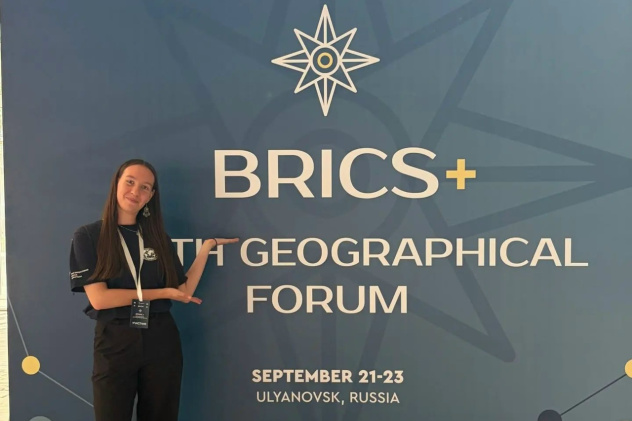 Алия Дмитриева у бренд-волла Международного молодёжного географического форума БРИКС+ в Ульяновске