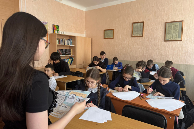 Школьники работают с географическими материалами
