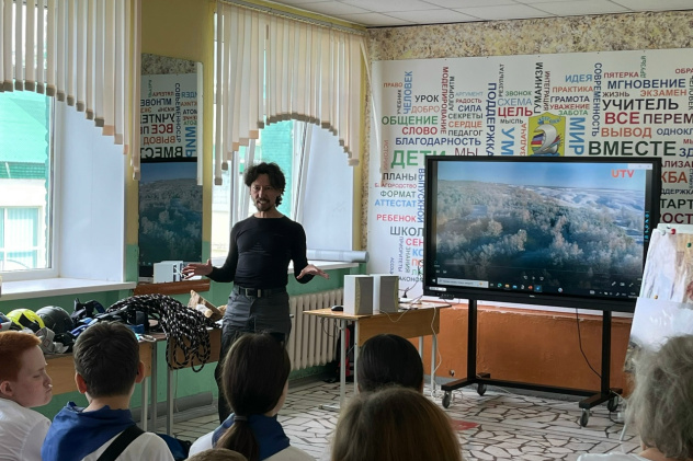 Спелеолог Шамиль Муслухов рассказывает о  снаряжении и показывает фотографии пещер