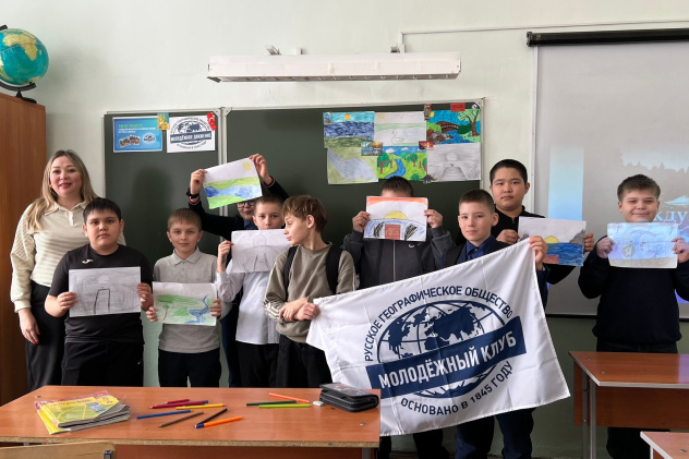 Активисты клуба "ЭКОГЛОБУС" со своими рисунками для конкурса