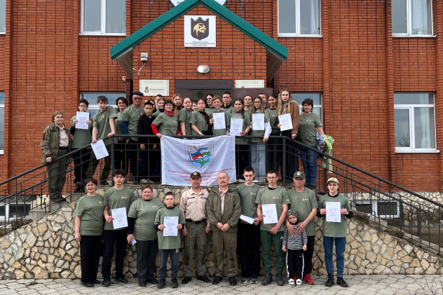  Групповое фото победителей с дипломами на крыльце администрации парка