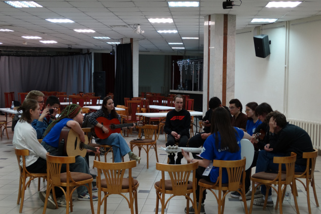 Вечер с гитарой в кругу участников начало