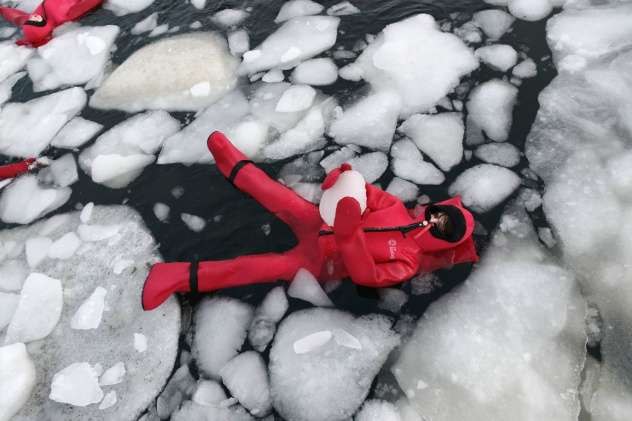 Незрячая Ольга Ванина во время айсфлоатинга в Мурманске