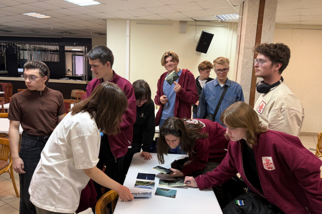 Участники изучают фотографии и карты за столом