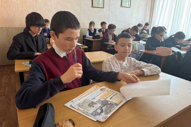 Участники выполняют задания диктанта