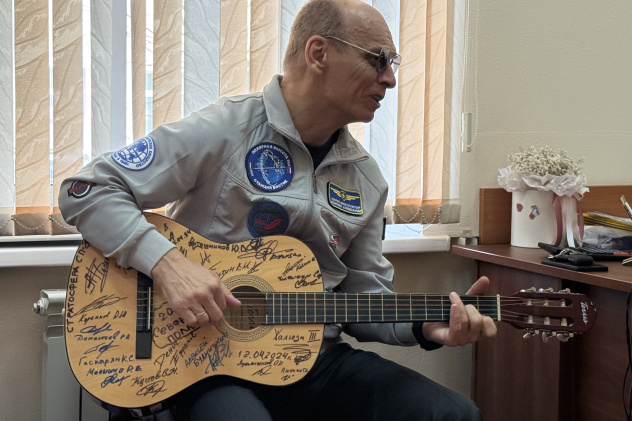 Александр Лынник исполнил песни на гитаре с автографами экспедиционеров