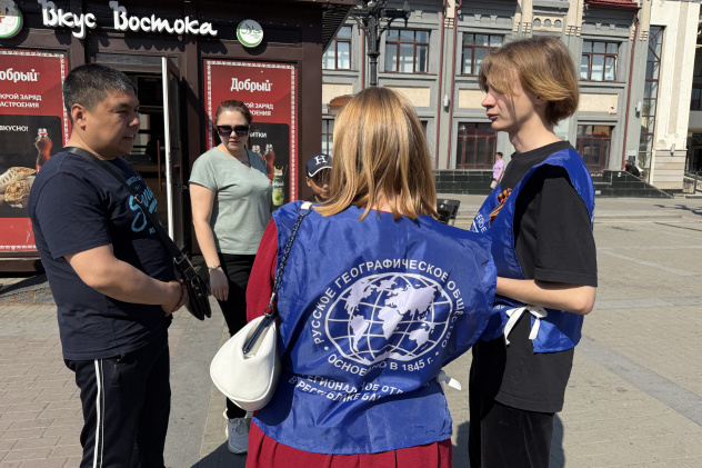 Активисты Молодёжного центра РГО Республики Башкортостан общаются с жителями города во время патриотической акции Активисты Молодёжного центра РГО Республики Башкортостан общаются с жителями города во время патриотической акции