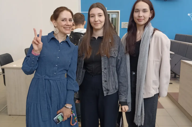 Ксения Салазанова с активистами