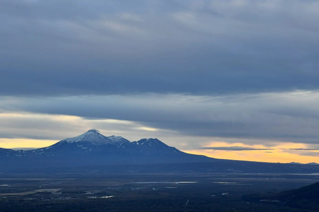 Панорама вулканов Камчатки на закате