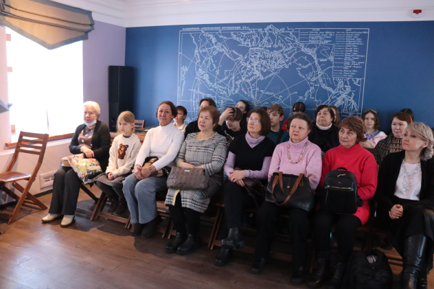 Общая фотография группы участников в зале музея