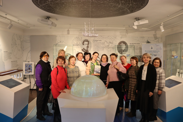 Группа участников у экспоната музея полярников