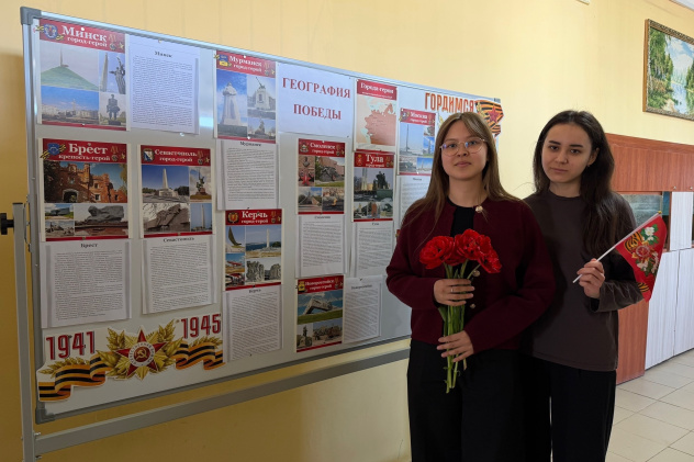 Активисты клуба у экспозиции о городах-героях Великой Отечественной войны Активисты клуба у экспозиции о городах-героях Великой Отечественной войны