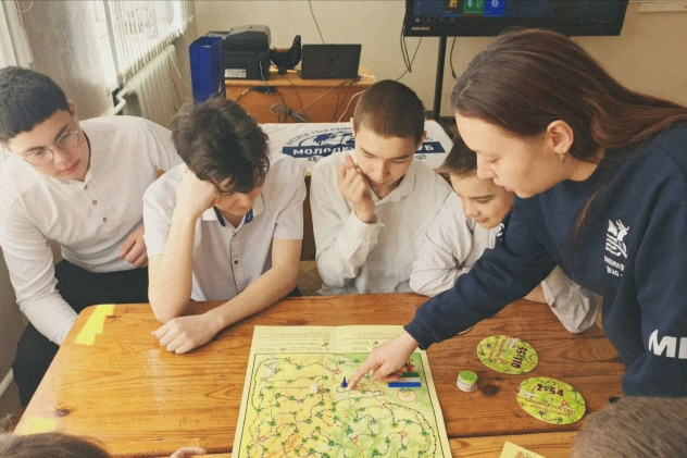 Ребята играют в игру-ходилку по карте Башкортостана