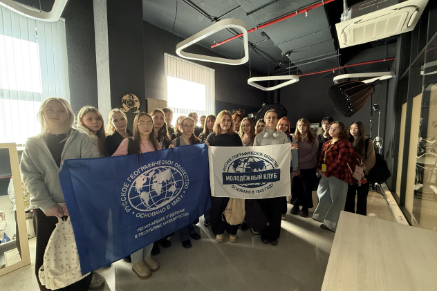 Участники экскурсии с флагами