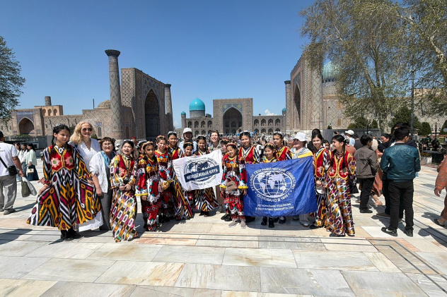 Делегация Молодёжного клуба РГО Азимут плюс на площади Регистан в Самарканде