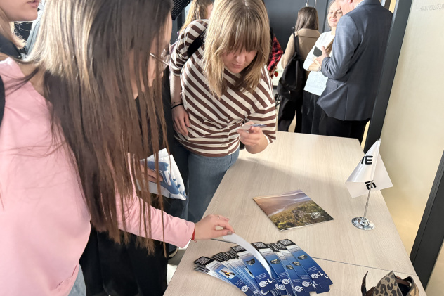 Студенты изучают информационные материалы