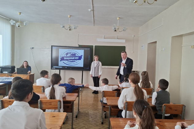 Выступление организаторов перед активистами клуба Выступление организаторов перед активистами клуба