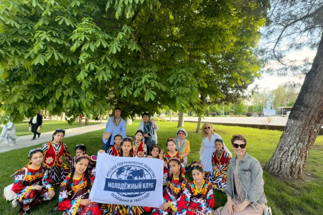  Участники Молодёжного клуба РГО Азимут плюс на встрече в парке Самарканда