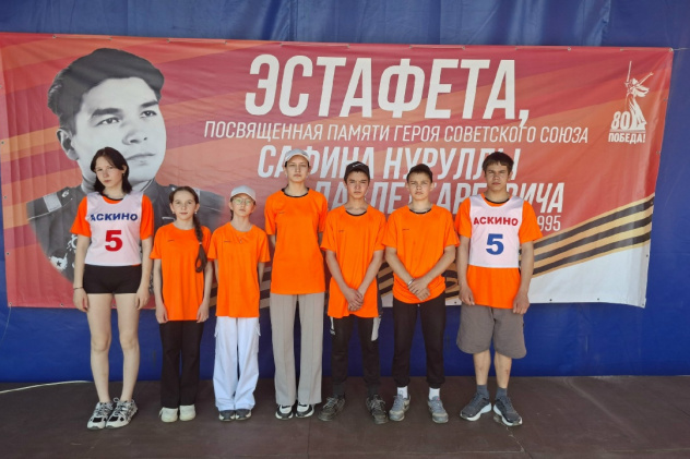 Активисты МК РГО «Казанчинцы» с баннером легкоатлетической эстафеты