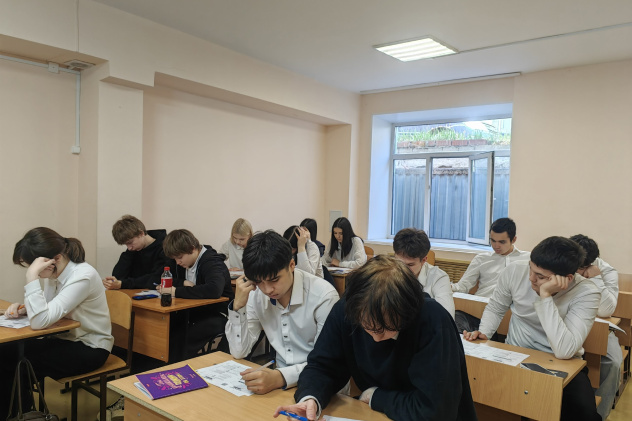 Процесс написания Экодиктанта в аудитории колледжа