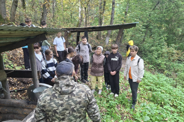 Участники мероприятия изучают состояние родника под руководством активистов молодёжного клуба Участники мероприятия изучают состояние родника под руководством активистов молодёжного клуба