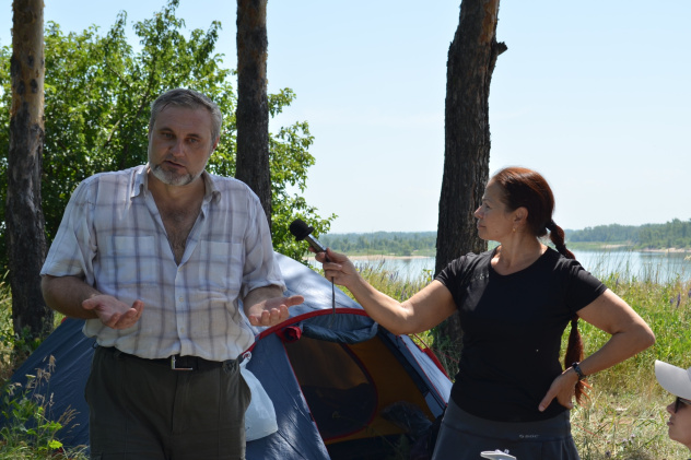 Работа с местными СМИ. Интервью брали у научного руководителя экспедиции, кандидата геолого-минералогических наук Алексея Викторовича Иванова Работа с местными СМИ. Интервью брали у научного руководителя экспедиции, кандидата геолого-минералогических наук Алексея Викторовича Иванова