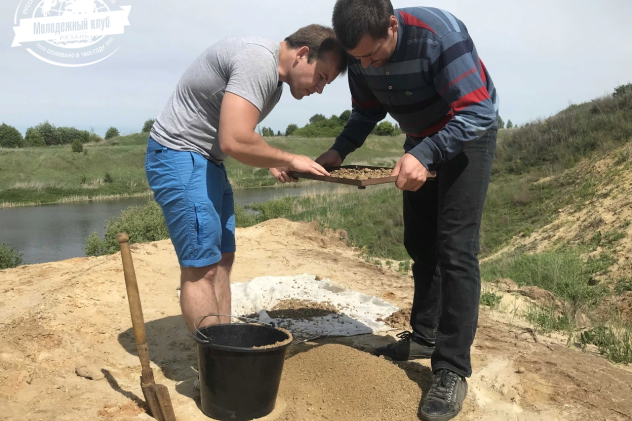 Учёные-палеонтологи за работой (стадия просеивания) в карьере Малый Пролом в ранних исследованиях Учёные-палеонтологи за работой (стадия просеивания) в карьере Малый Пролом в ранних исследованиях