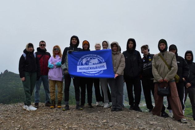 Участники похода на вершине Торгашинского хребта Участники похода на вершине Торгашинского хребта